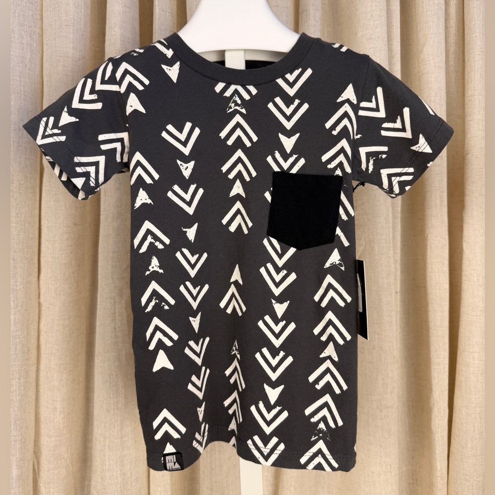 MINI & MAXIMUS Kids Black & White Short Sleeve Arrow Print Tee w/Pocket 2T NWT